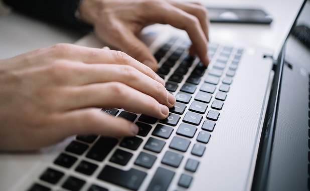 パソコンのキーボードで入力する様子