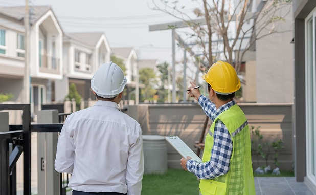 現地でお庭を確認する様子