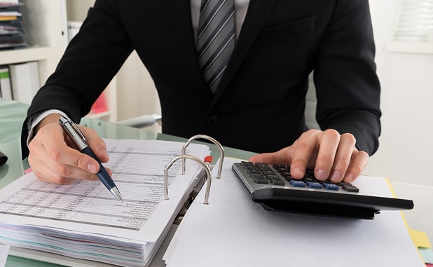 電卓を使いながら見積書を確認する様子