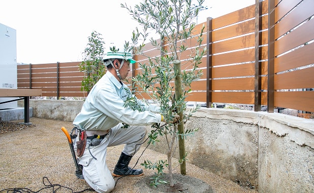 お庭で工事する様子
