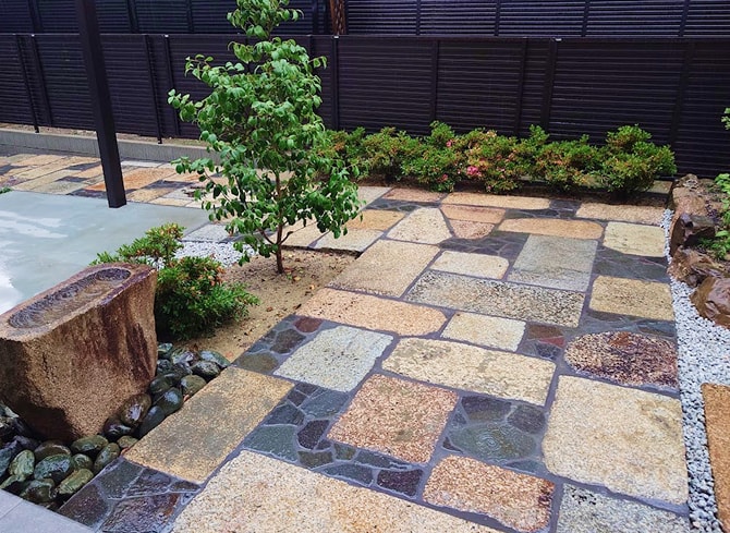 石が敷かれ綺麗に手入れされた庭