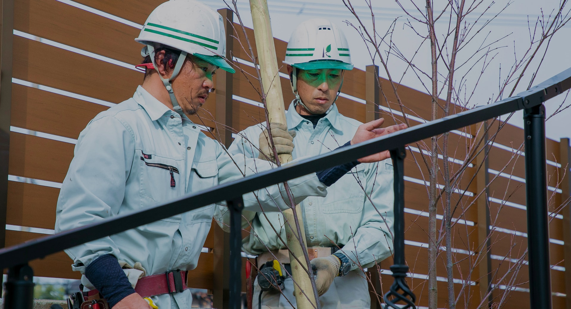 造園工事中の2人のスタッフ